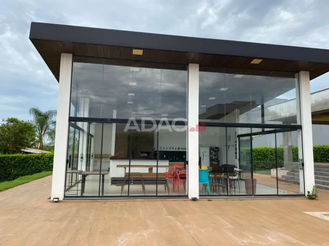 Casa alto padrão no Condomínio Estância do Bosque, 3 suítes, piscina, pomar. Santo Antônio