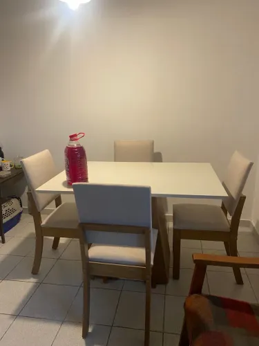 Vendo mesa com 4 cadeiras