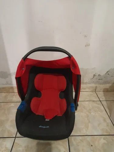 Bebê conforto marca burigotto cor vermelho/preto (quase não foi usado)