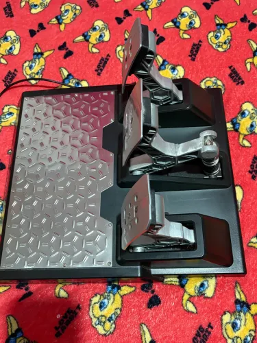 Pedais Thrustmaster T-LCM ? PS5, PS4, Xbox e PC