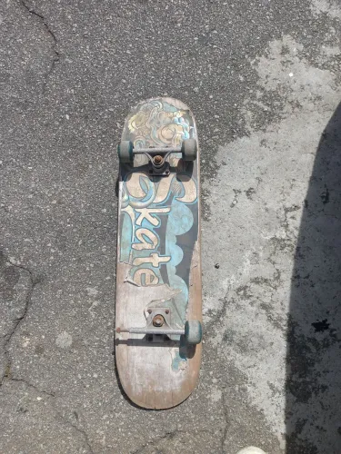 Skate antigo com defeito