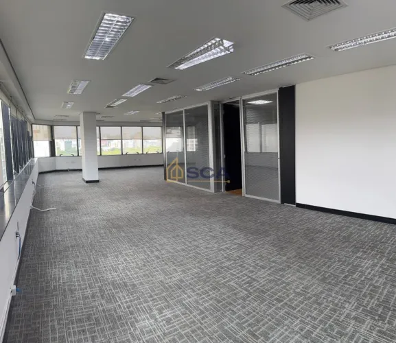 Conjunto comercial de 188m² com 2 vagas de garagem na Avenida Brig. Faria Lima
