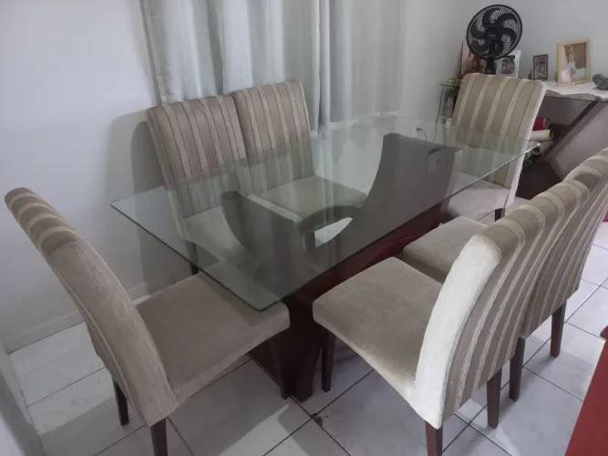 Vendo mesa de jantar 6 cadeiras de vidro usada 5 anos 