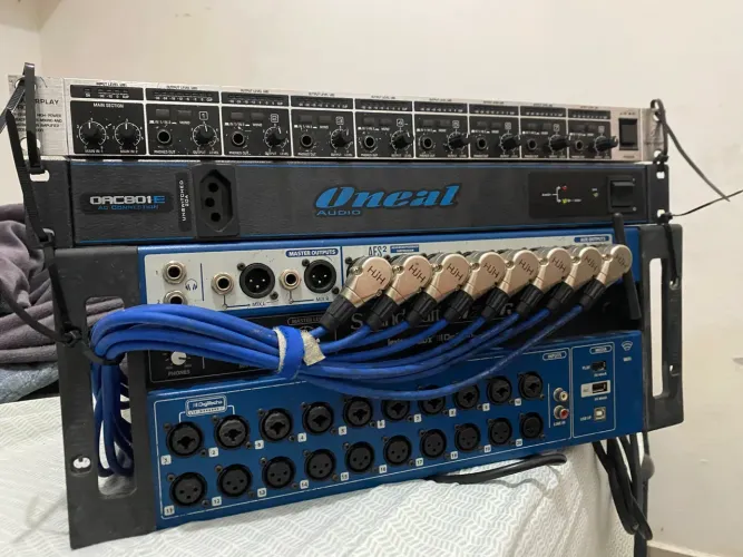 Mesa Digital Soundcraft Ui24R + Powerplay HA8000 + Rack Completo Profissional 