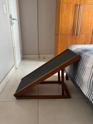 Rampa ajustável de madeira para cães e gatos 