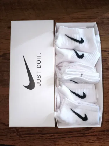 5 pares de meias Nike brancas cano curto