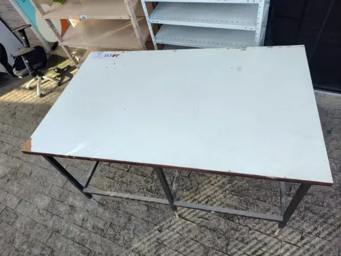 Mesa de Trabalho - Base de Ferro Reforçada - Tampo de Madeira