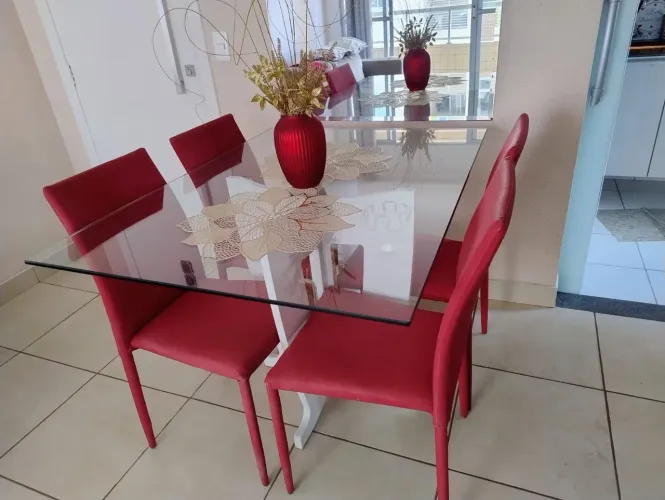 Mesa de Jantar 04 lugares! Tampo de vidro, pé em laca, cadeiras em tecido. Tamanho 120x80