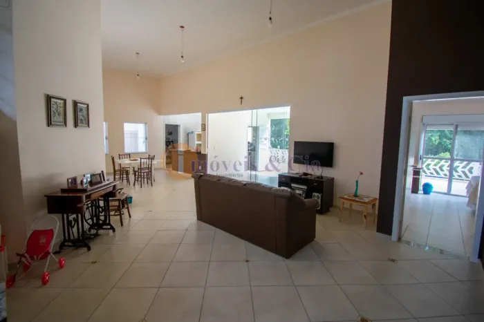Casa 211m² Construído | Piscina com Fundo para Área Preservada | 3 Quartos
