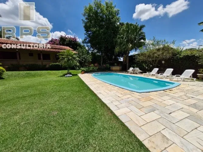 Casa totalmente térrea no Jardim Paulista em Atibaia, 4 suítes, área de lazer, pomar, 1370