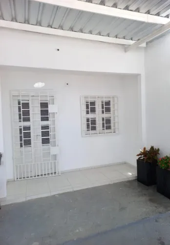 CASA DUPLEX ( 70m2) em Condomínio Fechado, Bairro Aeroporto. Valor mensal 1.600,00