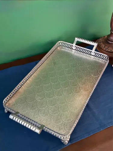 Belíssima bandeja vintage em metal prateado