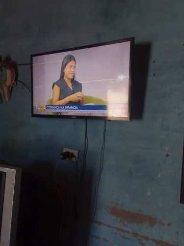 Televisão smart 32 polegadas semi nova sem defeito 