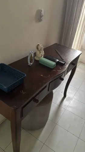 Vendo mesa de madeira, modelo rústico para colocar tv para o quarto. 