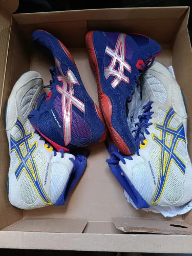 Tênis Asics Número 40. Couro e camurça.