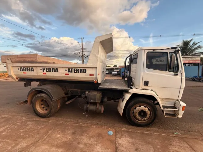 Caminhão caçamba toco