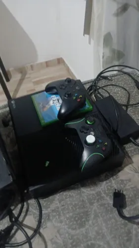Xbox one fat com 2 controles.