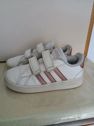 Tênis Adidas infantil super conservado