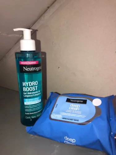 Kit Neutrogena Hydro Boost 300ml + Lenço Deep Clean