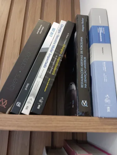 Vendo livros voltados para académicos em odontologia.e Especializao
