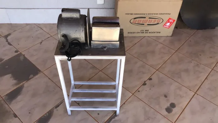 Máquina de ralar milho