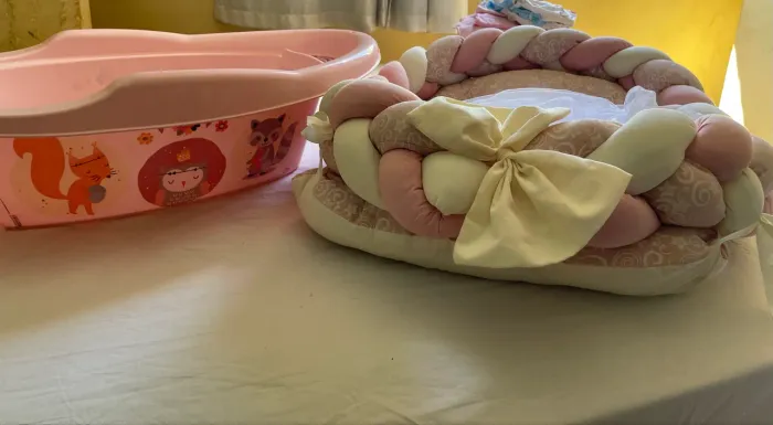 Ninho de bebê e uma banheira