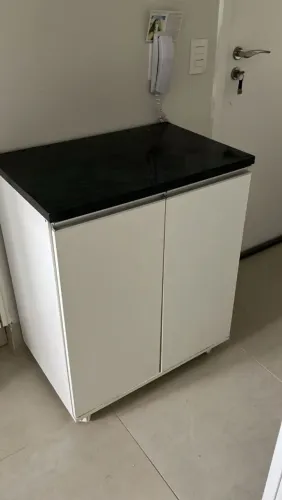 Gabinete duas portas com tampa de granito preto