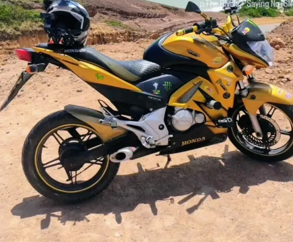 CB 300R emplacada ano 2010 valor 10.500