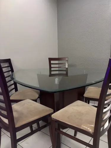 Mesa de Jantar Formato Triangular com 6 Cadeiras