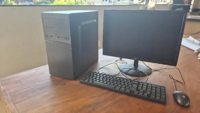 Computador completo com CPU e monitor