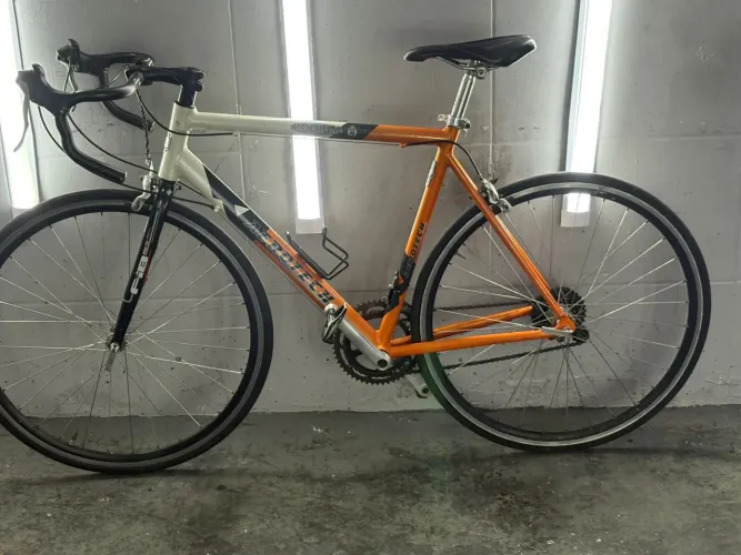 Quadro Aerotech Rocket  <br>Garfo em Carbono <br>Pneus pirelli <br>2550