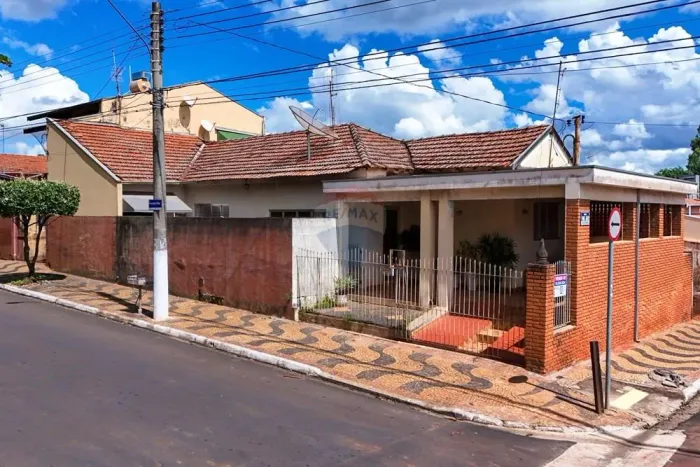 Casa a venda no Centro de Leme: 3 dormitórios-Oportunidade Única!