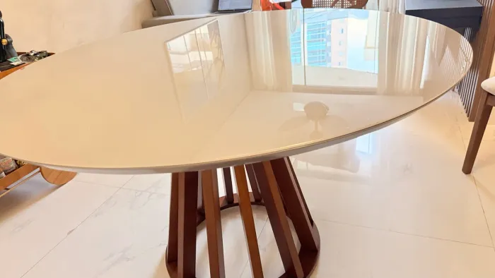 VENDO MESA DE JANTAR OVAL COM TAMPO DE VIDRO CINZA