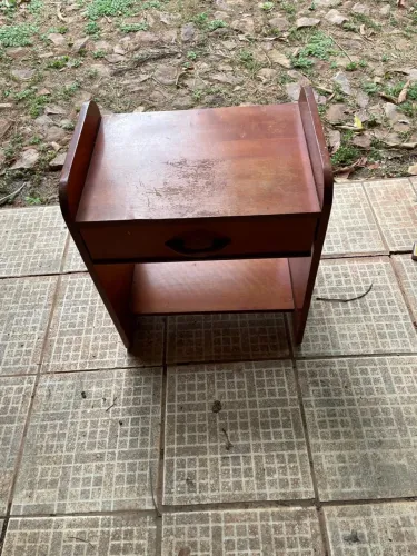 Mesa de cabeceira antiga , madeira maciça. Preço: 80,00