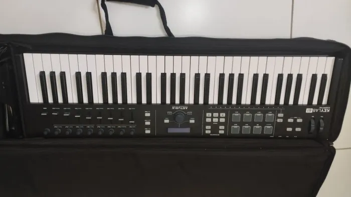 Keylab essesial 61 + interface de áudio Roland.
