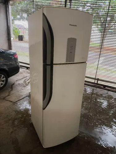 Geladeira com marcas de uso usada