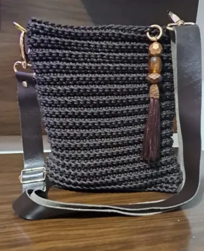 Bolsa tiracolo em crochê confeccionada em fio náutico na cor marrom café.