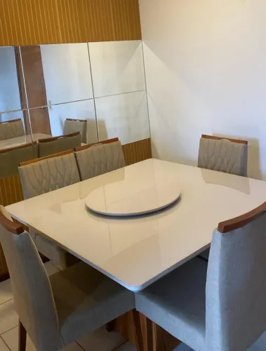 Mesa com seis cadeiras