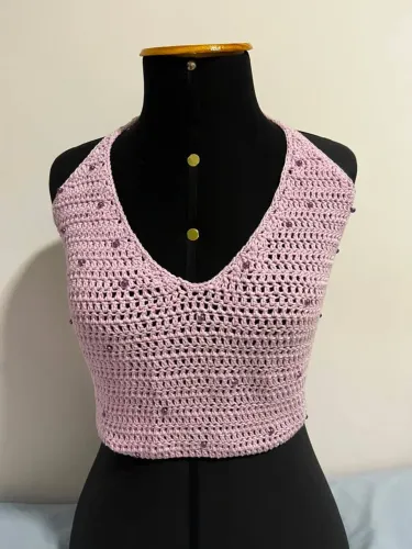 TOP DE CROCHÊ FEMININO ARTESANAL LILÁS COM APLICAÇÃO DE PÉROLAS