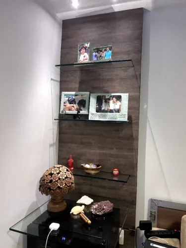 Painel Decorativo de MDF cor amadeirada com prateleiras de vidro