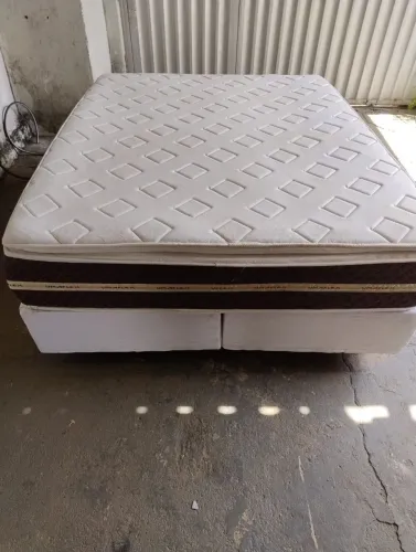 Cama Queen com colchão de molas ( entrego sem taxa dependendo da distância)