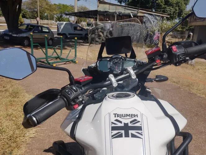 Moto top de linha muito Nova quem vê leva