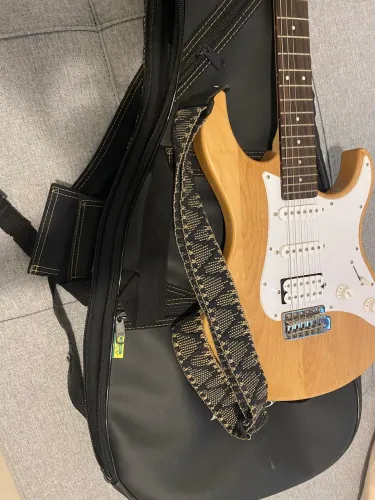 Guitarra Yamaha J112 com Pedaleira G1X four 