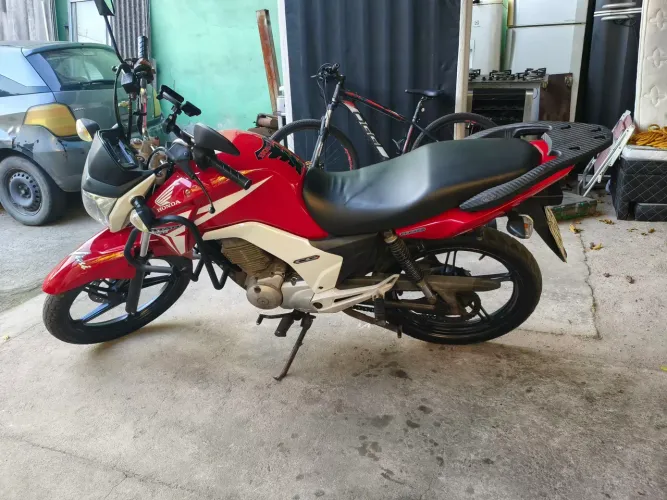 Titan 2015 vermelha
