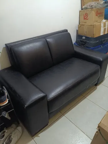 Vendo sofá de couro de dois lugares