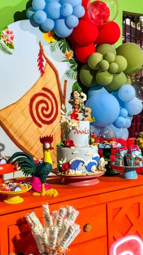? Vendo fantasia Moana + bolo fake 