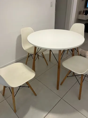 Mesa redonda branca com 4 cadeiras