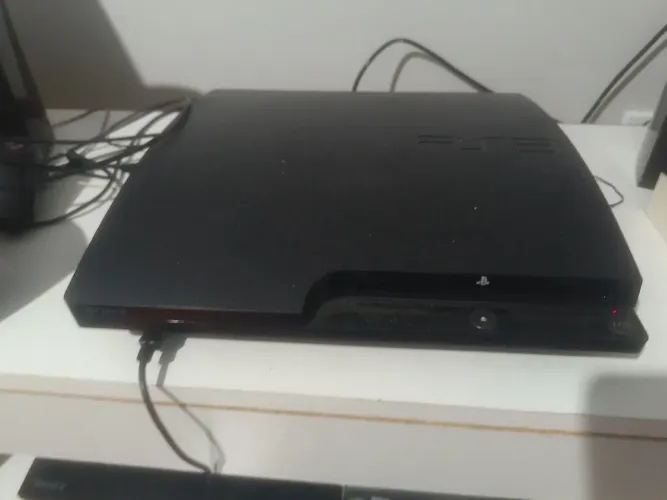 Playstation 3 com 1controle e 8 jogos