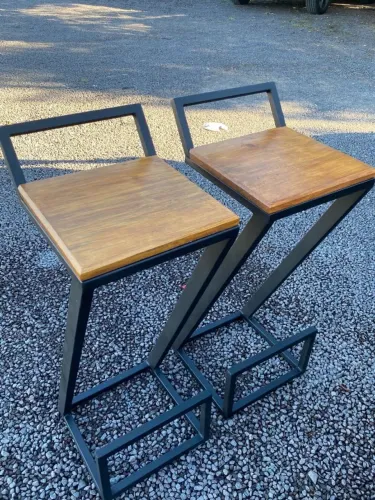 Banqueta Industrial Moderna com Assento em Madeira