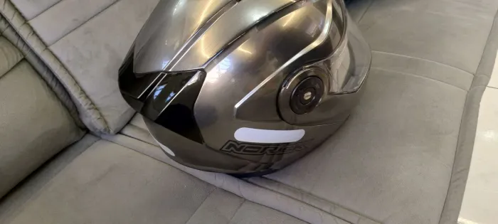 Capacete Norisk com óculos número 62
